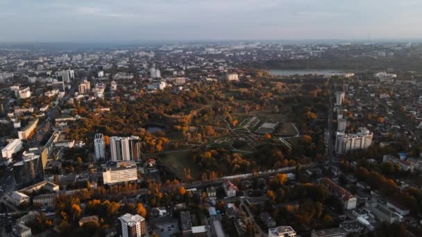 Вид Воздуха Город Кишинев Осенью Дендрарий Парк Молдова — стоковое видео