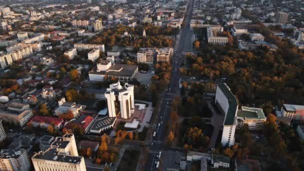 Vista Aérea Aviones Tripulados Ciudad Chisinau Temporada Otoño Edificio Presidencial — Vídeos de Stock