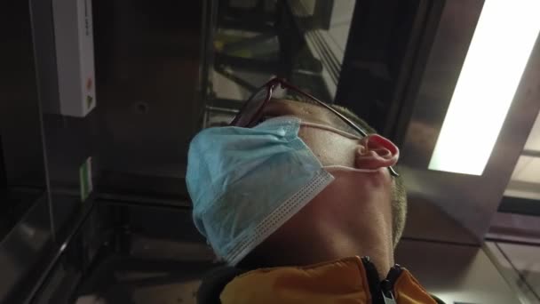Homme Portant Masque Facial Bleu Dans Ascenseur Mouvement — Video