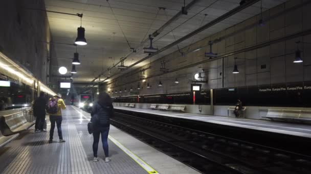 Barcelona España Noviembre 2021 Tren Que Llega Estación Metro Europa — Vídeos de Stock