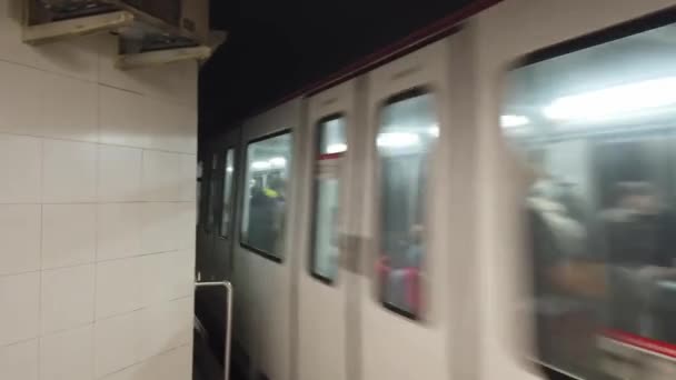 Барселона Испания Ноября 2021 Года Поезд Прибывает Станцию Метро — стоковое видео
