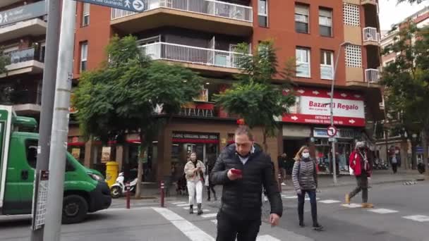 Barcelona Ισπανια Νοεμβριου 2021 Διασχίζουν Δρόμο Της Πόλης — Αρχείο Βίντεο