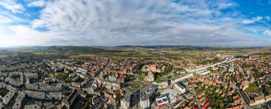Romanya 'nın Fagaras kentindeki hava aracının panoramik görüntüsü. Birden fazla bina, arabalı yollar, yeşillikler.