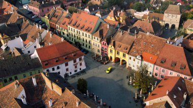 Romanya 'nın Sighisoara Tarih Merkezi' nin insansız hava aracı görüntüsü. Eski binalar, dar sokaklar, meydan