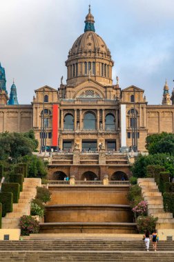 Ulusal Saray, insanlar, bahçeler ve önünde taşan merdivenler. Dikey çekim, Barcelona, İspanya