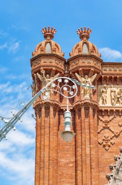 The Arc de Triomf in the Parc de la Ciutadella, ampul direği ön planda, Barcelona, İspanya