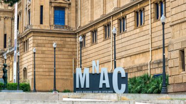 BARCELONA, İspanya - 19 Haziran 2021: Ulusal Saray cephesi ve müze tabelası. Yakın görüş, yeşillik.