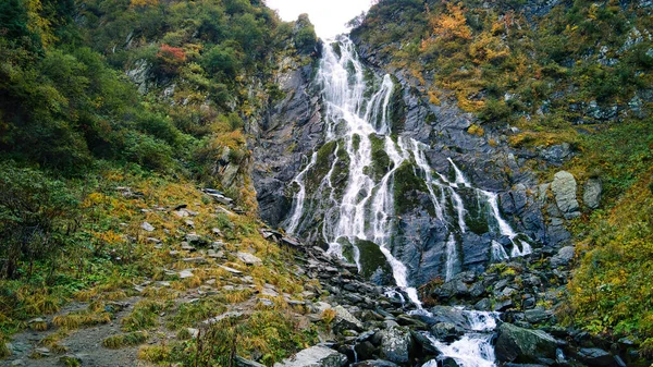 ルーマニアの自然をご覧ください カルパチア山脈に位置するバレー滝 緑豊かな植生 Transhomarasanルート — ストック写真