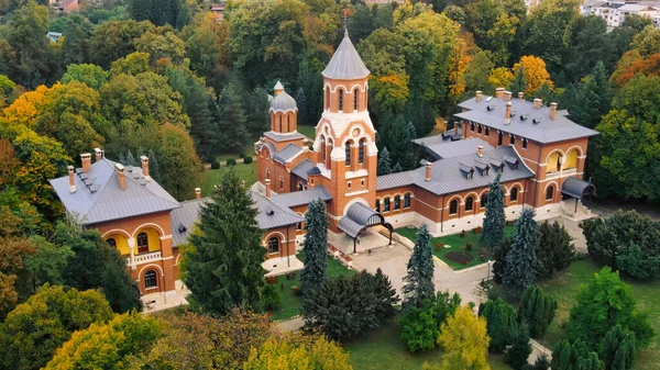 俯瞰罗马尼亚阿尔日镇圣公会教堂的空中无人驾驶飞机 与绿地和人的广场 — 图库照片