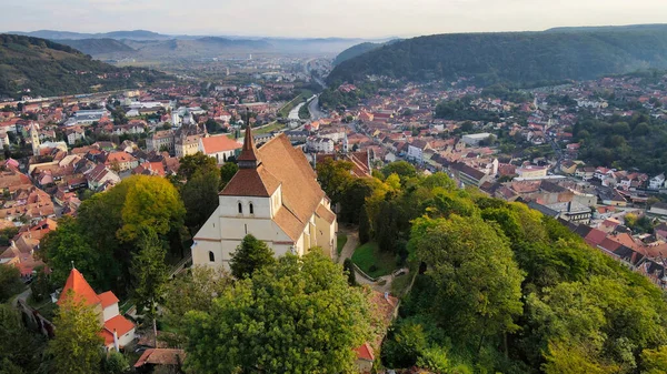 Widok Lotu Ptaka Historyczne Centrum Sighisoara Rumunia Kościół Wzgórzu Otoczony — Zdjęcie stockowe