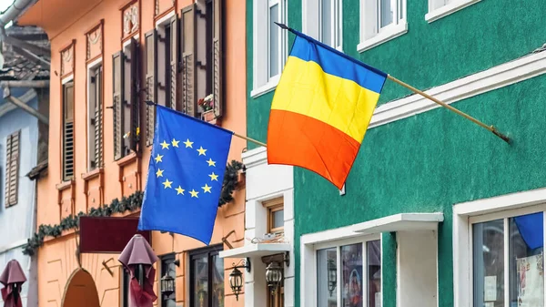 Drapeaux Roumains Européens Sur Une Façade Bâtiment Roumanie — Photo