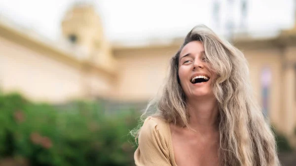 バルセロナ スペインの幸せな白人女性 — ストック写真