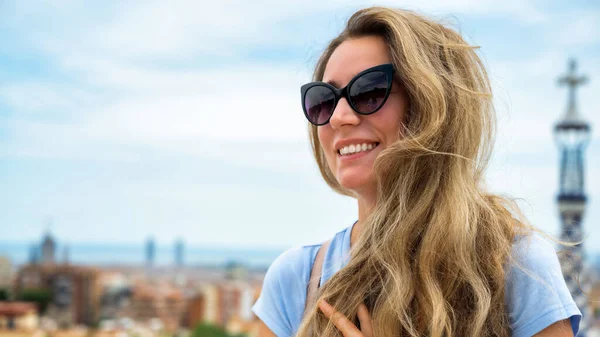 Donna Caucasica Sorridente Occhiali Sole Con Vista Barcellona Sullo Sfondo — Foto Stock
