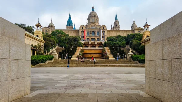 Palacio Nacional Personas Jardines Escaleras Cascada Frente Barcelona España — Foto de Stock