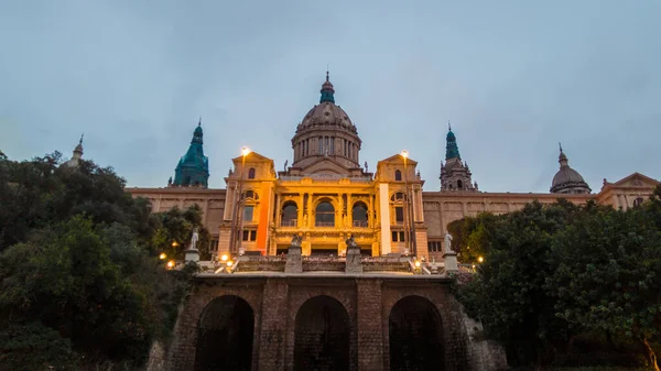 位于西班牙巴塞罗那的国家宫 花园和梯形楼梯在日落 夜灯的时候矗立在它前面 — 图库照片