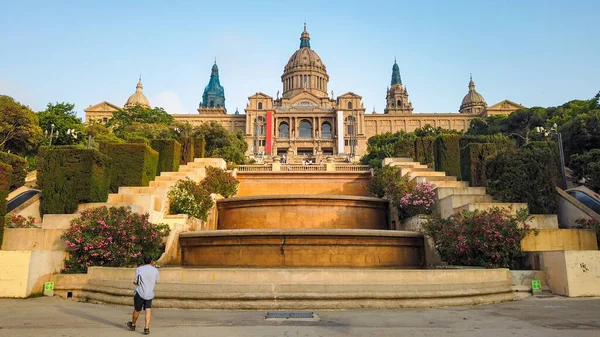 Palacio Nacional Personas Jardines Escaleras Cascada Frente Barcelona España — Foto de Stock