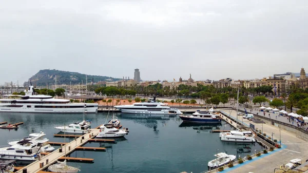 Корінні Човни Яхти Середземноморському Порту Будівлі Насип Вулиці Зелень Барселоні — стокове фото
