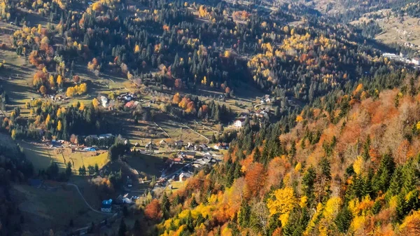 Romanya Doğanın Insansız Hava Aracı Görüntüsü Karpat Dağları Vadideki Köy — Stok fotoğraf