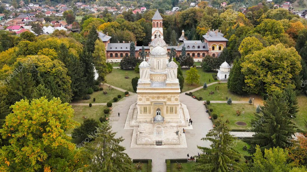 Vista aérea del dron de la Catedral de Curtea de Arges, Rumania