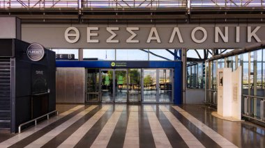Bu SALONIKI, GREECE - 24 HAZİRAN 2021: havaalanı manzarası. Gidiş girişi