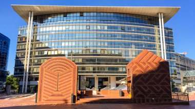 Yunanistan 'da cam cepheli modern bir bina