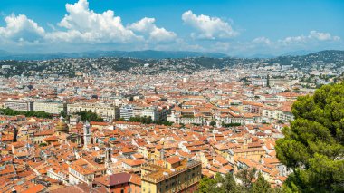 Nice, Fransa manzarası. Geleneksel tarzda yapılmış binalar, turuncu çatılar, arka planda tepeler.