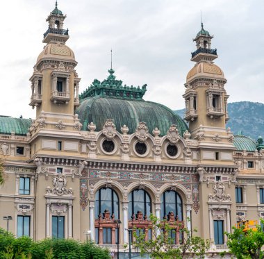Monte-Carlo, Monaco 'daki Opera. Ön planda yeşillik var.