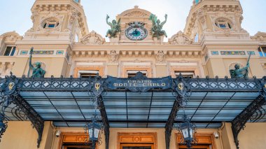 Monako - 20 AĞUSTOS 2021 Monte-Carlo Kumarhanesi girişi, tabela, cephe
