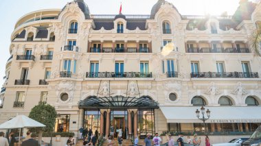 Monako - 20 AĞUSTOS 2021: Otel De Paris cephesi ve girişi, yürüyen insanlar, güneşli bir gün.