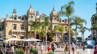 Monako - 21 AĞUSTOS 2021 Monte-Carlo Kumarhanesi Meydanı, Yeşillik, birden fazla insan