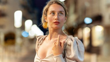 Cannes 'da gece poz veren beyaz kadın, aydınlanma, Fransa