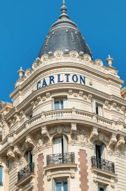 CANNES, FRANCE 31 AĞUSTOS 2021: günbatımında Carlton Otel. Dikey çekim