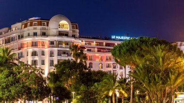 CANNES, FRANCE - 31 AĞUSTOS 2021: Gece Barriere Le Majestic Oteli, parlayan tabela, yeşillik