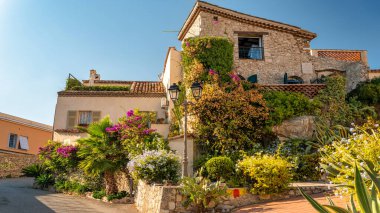 Antibes, Fransa 'da geleneksel tarzda yapılmış eski bir konut binası. Etrafında bir sürü yeşillik var.