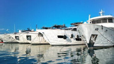 Fransa 'nın Antibes limanının manzarası. Demirlemiş yatlar, Akdeniz 'in mavi suları.