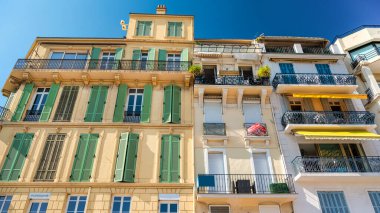 Fransa 'nın Cannes şehrinde geleneksel tarzda yapılmış konut binaları