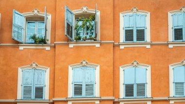 Menton, Fransa 'da eski bir geleneksel binanın ön cephesine yakından bakın.