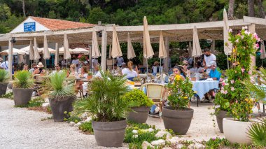 SAINTE-MARGERİTESİ, FRANCE - 2 Eylül 2021: insanlarla dolu kafe, yeşillik