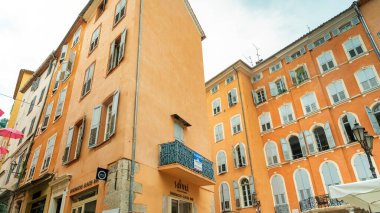 MENTON, FRANCE - 5 Eylül 2021: şehir manzarası. Geleneksel konut binaları