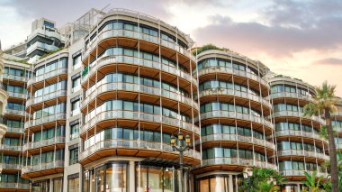 Günbatımında Monako 'da modern bir bina.