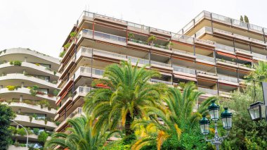 Monako 'da önünde yeşillik olan modern bir bina.