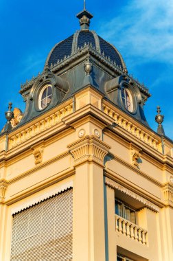 Fransa 'da eski bir klasik binanın ön cephesine yakından bakın.