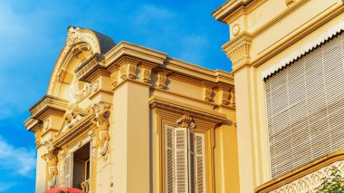 Fransa 'da eski bir klasik binanın ön cephesine yakından bakın.