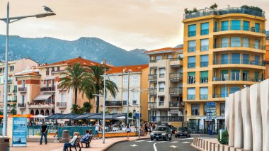 MENTON, FRANCE 8 EYLÜL 2021: Geleneksel binalar, baraj sokakları insanlar ve kafeler, yeşillikler.