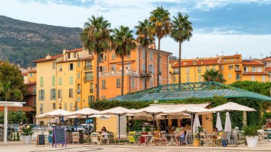 MENTON, FRANCE 8 EYLÜL 2021: Geleneksel binalar, baraj sokakları insanlar ve kafeler, yeşillikler.