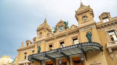 Monako - 6 Eylül 2021 Monte-Carlo Kumarhanesi girişi ve cephesi