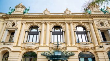 Monako - 6 Eylül 2021: Monte-Carlo Kumarhanesi içinde bir restoran