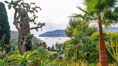 Villa Emiri de Rothschild 'in egzotik bahçesi, Saint-Jean-Cap-Ferrat, Fransa' da deniz manzarası