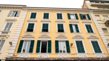 Nice, Fransa 'da geleneksel bir binanın ön cephesi