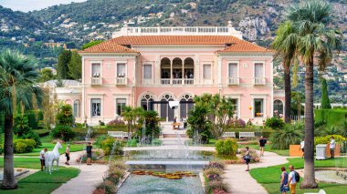 SAINT-JEAN-CAP-FERRAT, FRANSA - 10 Eylül 2021: Yeşillik bahçeli Villa Ethe Ethe Rothschild manzarası, ziyaretçiler